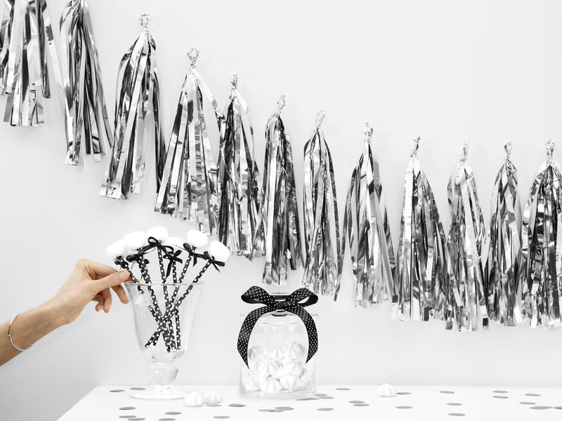 Taseļu virtene, sudrabs (Tassel garland, silver)